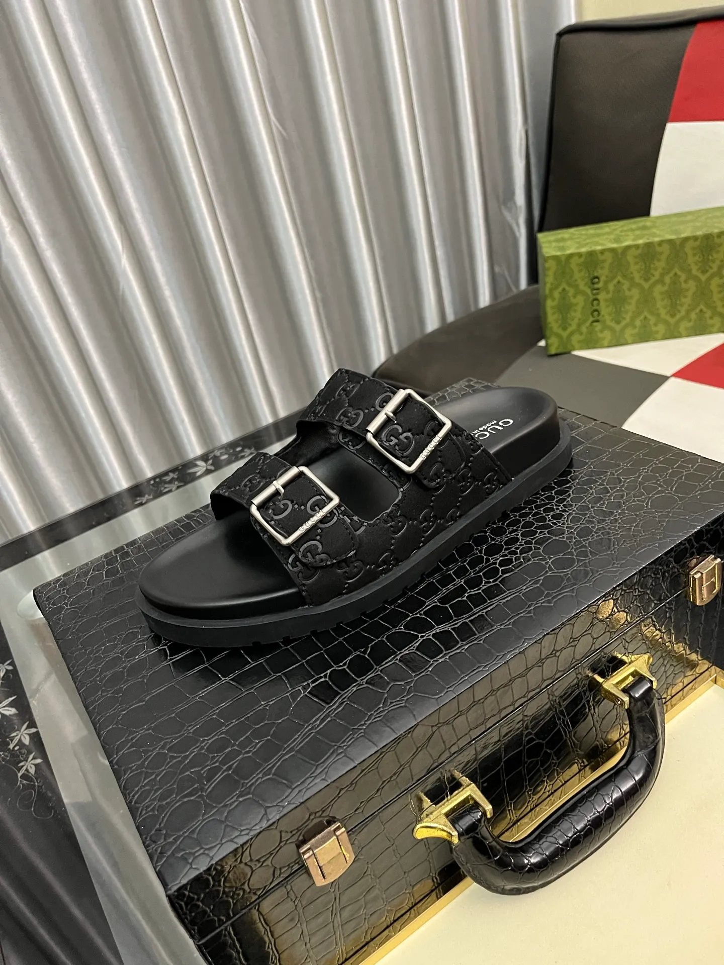 Men's shoes 💰340⌚️⌚️ (gucci-Gucci) New men's slippers, high-end boutique, made of cowhide, with exquisite embossed logo decoration on the upper, fine workmanship, super soft soles, casual, loose and comfortable, a must-have in summer! \nsize：38-44
